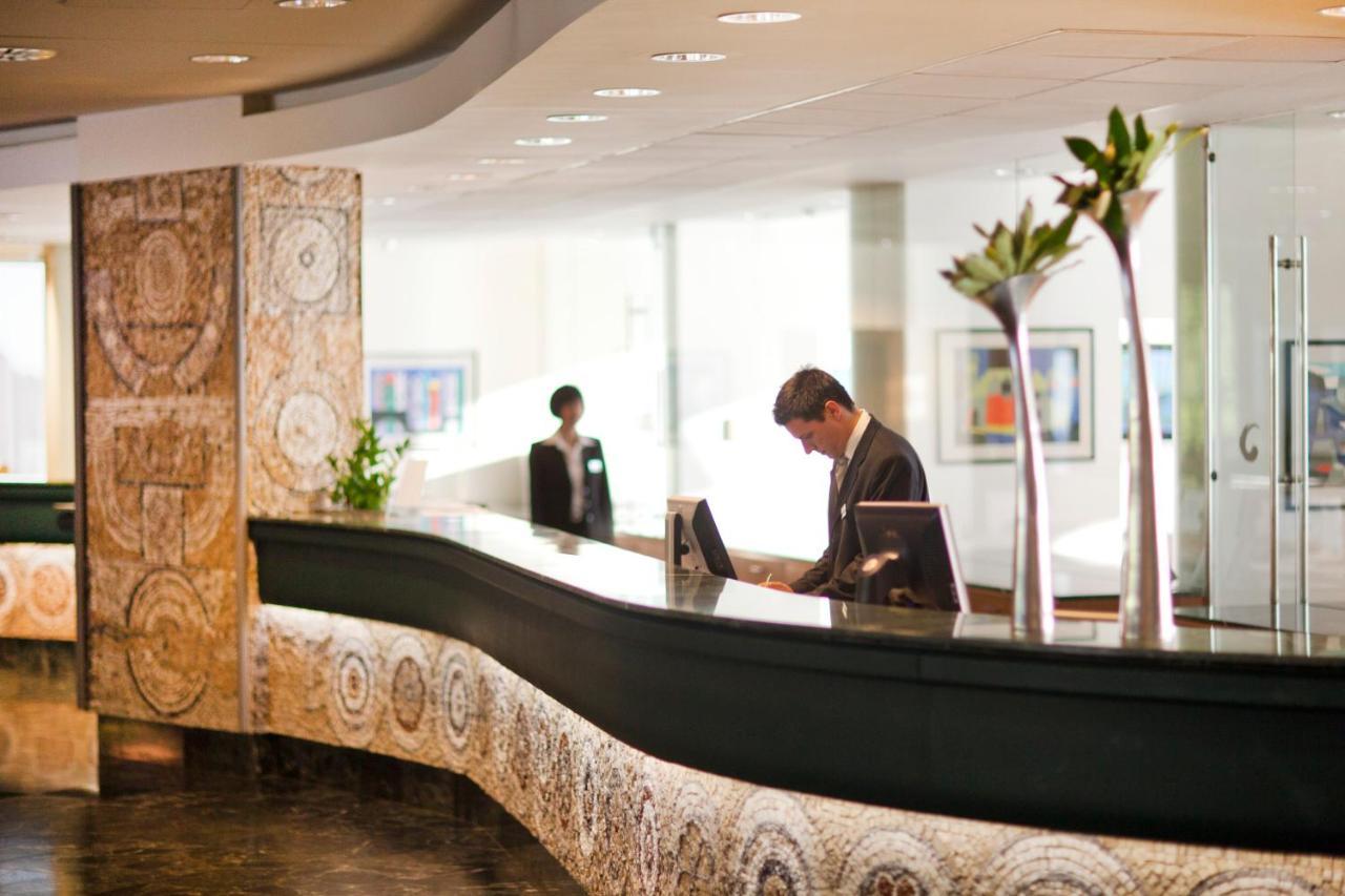 Hotel Croatia Цавтат Экстерьер фото A hotel receptionist at work