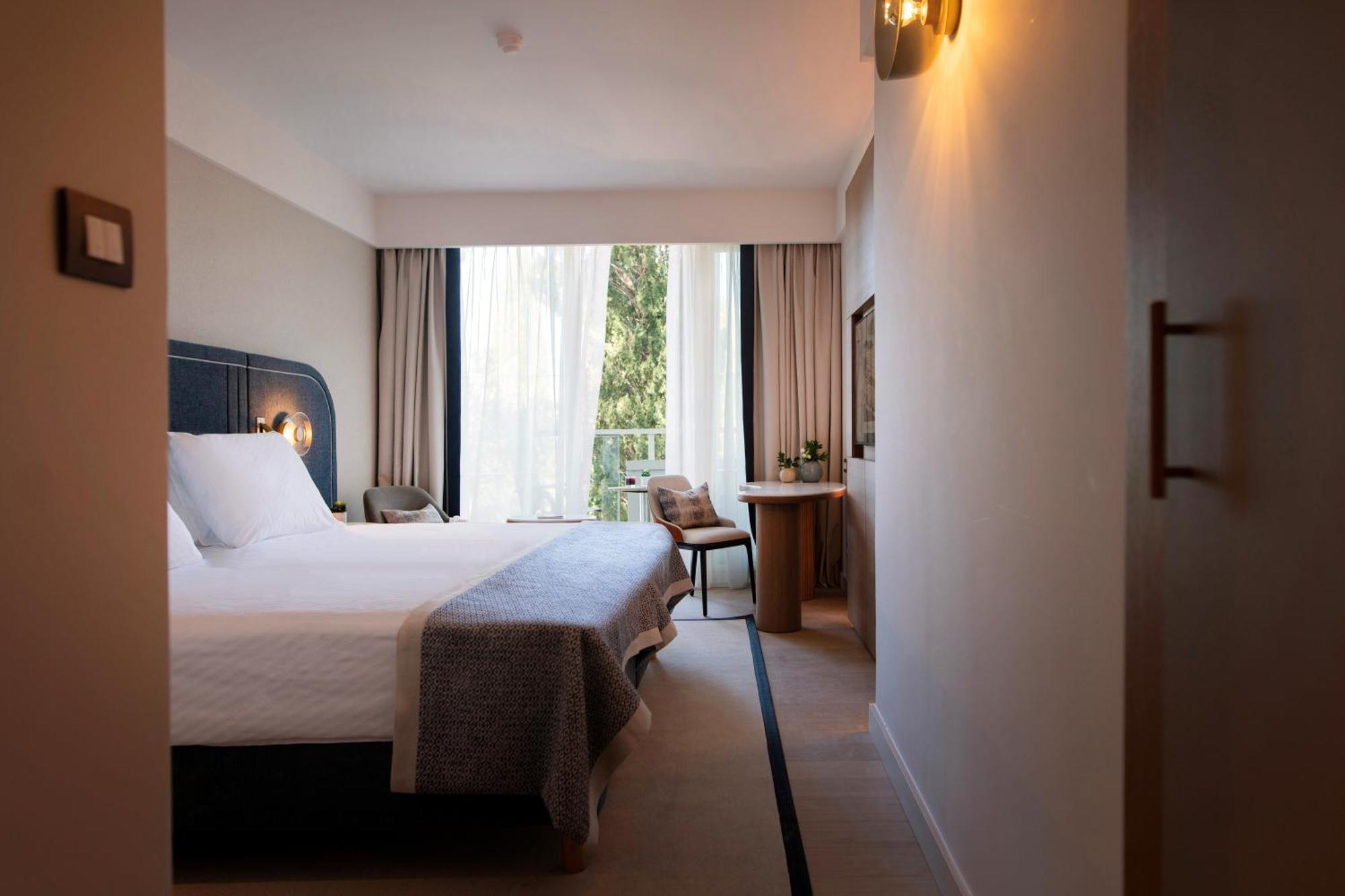 Hotel Croatia Цавтат Экстерьер фото A room at the hotel