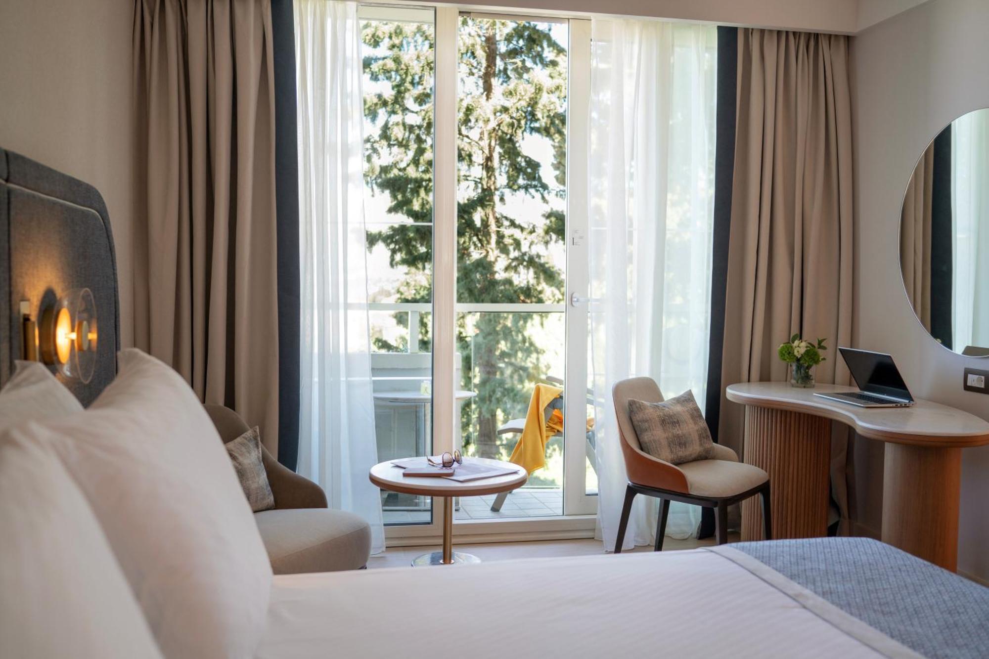 Hotel Croatia Цавтат Экстерьер фото A room at the hotel